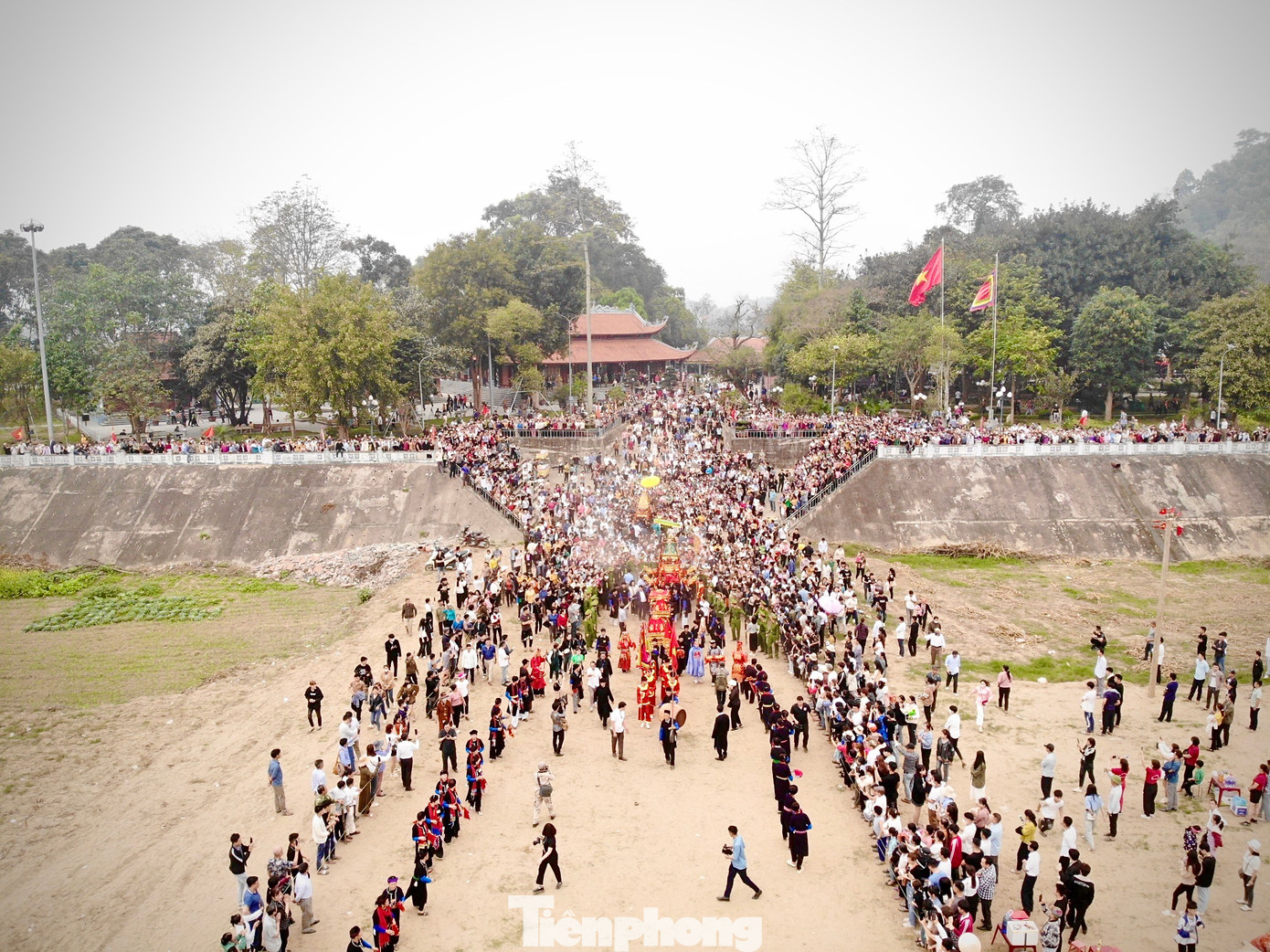 Sau lễ Mổ trâu tế Mẫu và chư vị Thần linh là lễ rước Mẫu qua sông - Kiệu Mẫu được trai đinh chuẩn bị và được các tín nữ trang trí từ hôm trước.