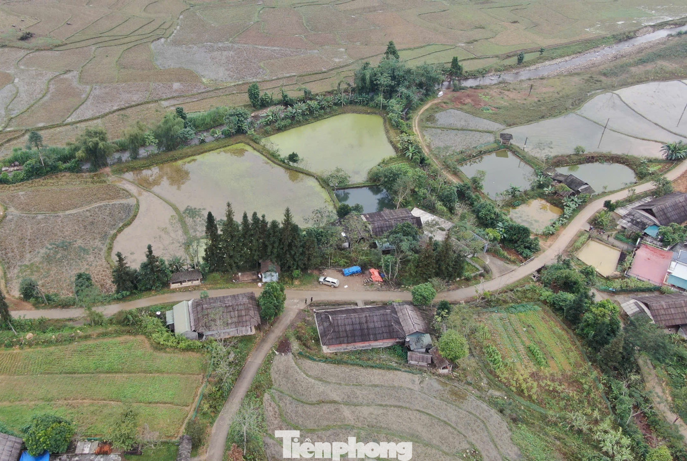 Hiểu rõ những giá trị của rừng mang lại, đồng bào Mông nơi đây coi rừng như nguồn sống, là mái nhà che chở, là chỗ dựa tinh thần của cả cộng đồng. Bà Hạng Thị Sơn (SN 1959, ở thôn Bản Tát, xã Nà Hẩu) cho biết, trải qua hàng trăm năm chung sống hoà thuận với rừng, hiểu được luật rừng, người dân nơi đây đặt ra những quy định về việc bảo vệ rừng được cộng đồng tôn trọng như những luật tục.