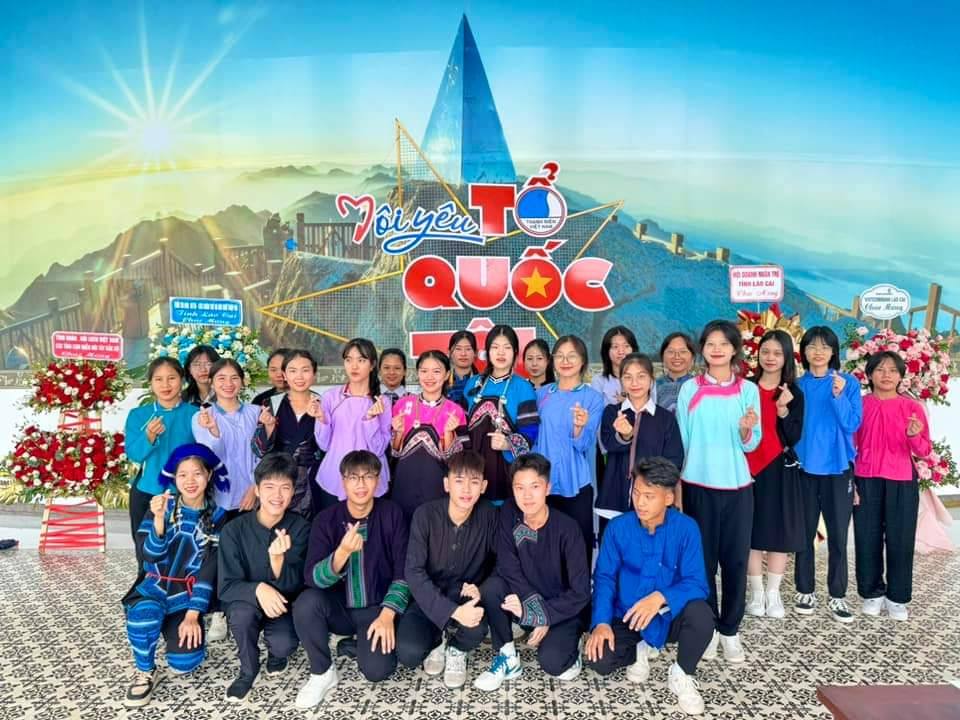 Chụp ảnh lưu niệm tại khu vực trưng bày và tham gia một số hoạt động Hội LHTN Việt Nam tỉnh Lào Cai tổ chức.