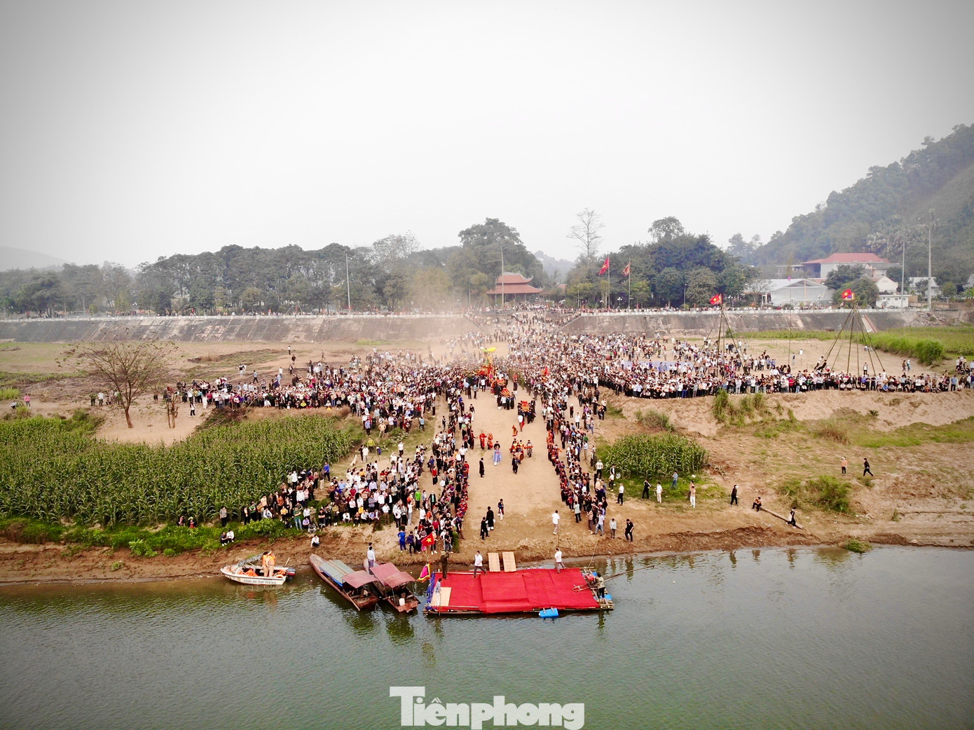 Một thuyền lớn hoặc một bè/mảng lớn túc trực dưới sông đón kiệu. Đến mép nước, kiệu Vua Con ở lại trên bờ, chỉ có kiệu vua Mẹ xuống thuyền cùng 11 người sang miếu Ghềnh Ngai.