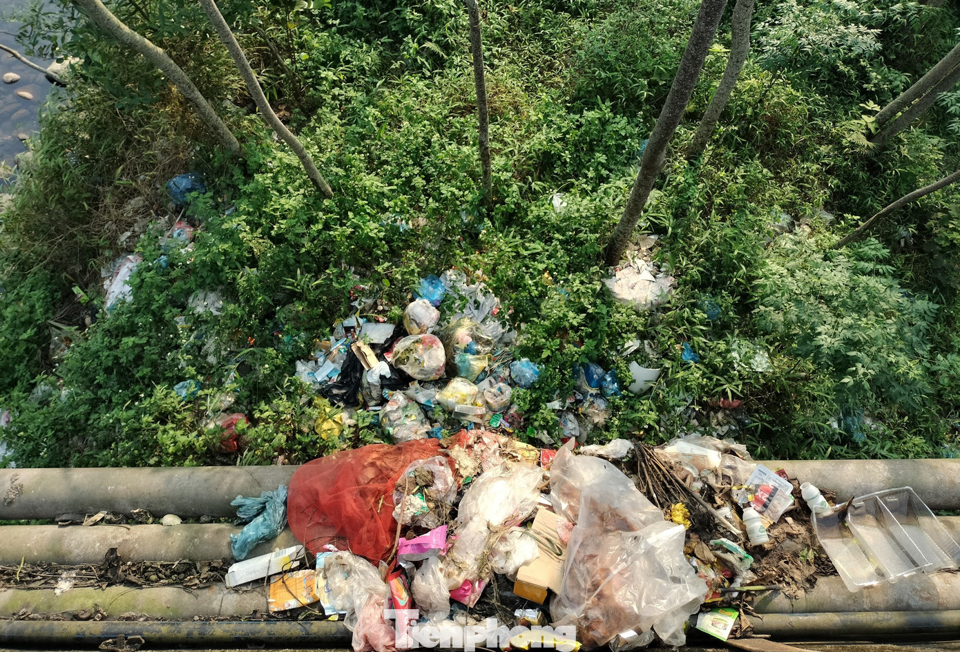 Dưới chân cầu hay trên dòng suối cũng ngổn ngang rác là rác kéo dài hàng km.