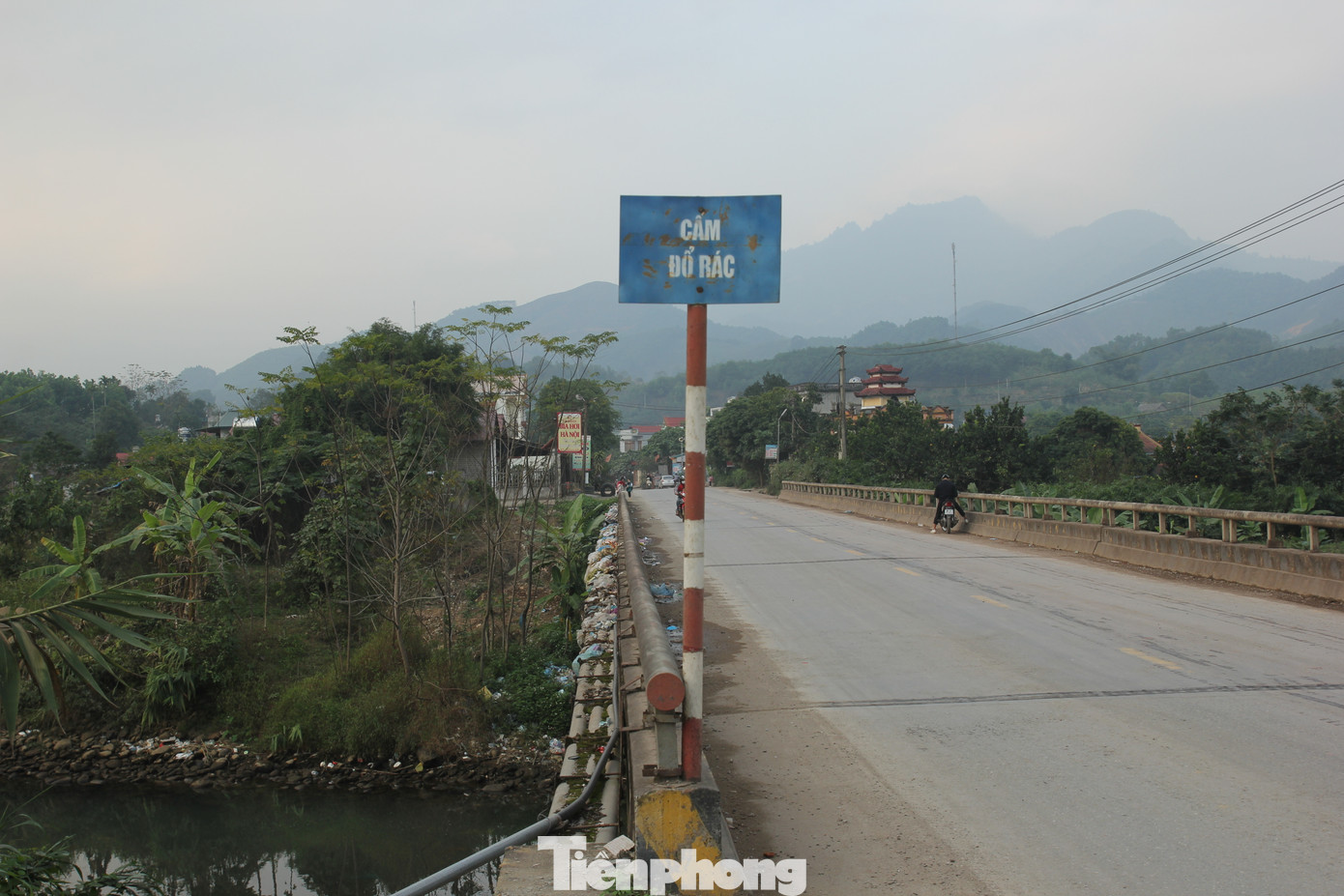 Một số hộ dân sống gần khu vực cầu cho hay, tầm khoảng 4 - 5 giờ chiều, người dân trong khu vực không biết ở đây hay của các xã khác mang rác đến ném xuống cầu. Việc vứt rác diễn ra từ lâu, nguy cơ ô nhiễm nguồn nước là rất cao. Mỗi khi trời mưa xong rồi nắng, mùi hôi thối bốc lên rất khó chịu, ruồi, nhặng bay đầy vào nhà.