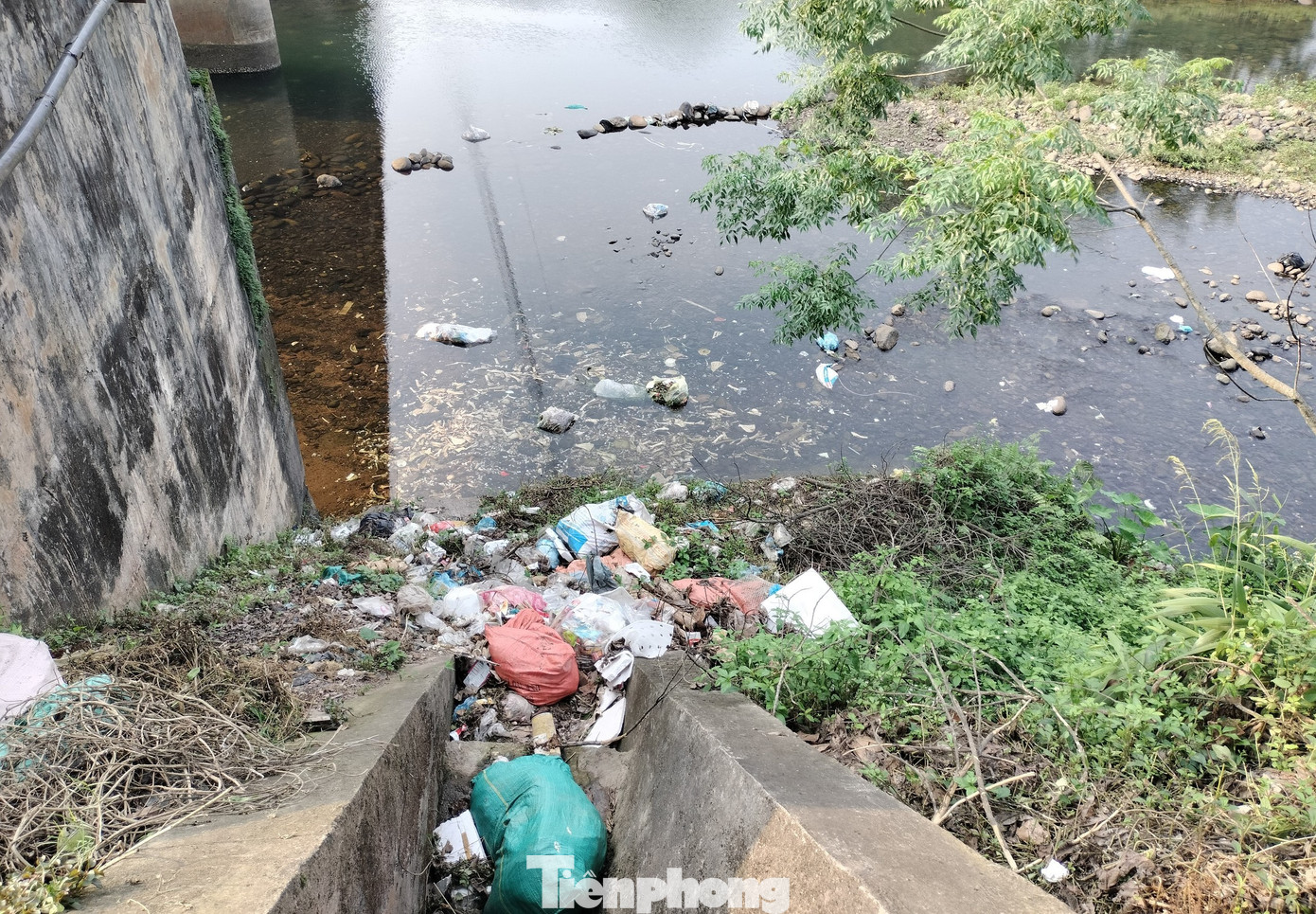 Dưới gầm cầu, chân cầu, hay trong dòng suối, rất nhiều bao to, bao nhỏ rác thải án ngữ thành đống, nằm vắt vẻo tại các cành cây dọc 2 bên suối. Mùi hôi thối mỗi khi đi qua khu vực này bốc lên nồng nặc.