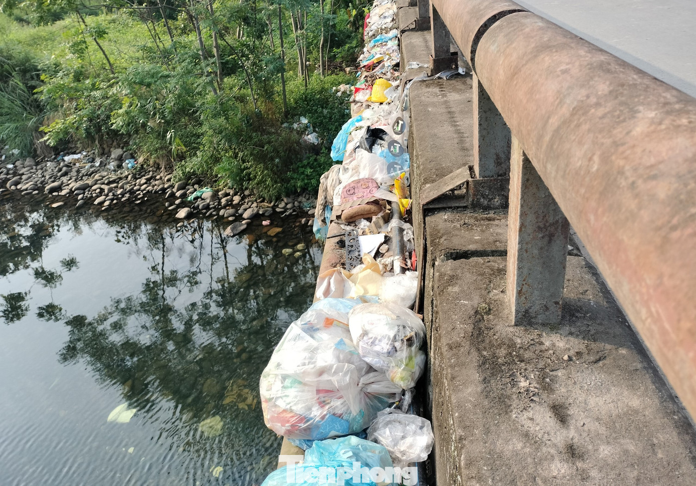 Tại thời điểm PV ghi nhận tại cầu Ngòi Lao, xã Cát Thịnh, khu vực thành cầu ngập ngụa trong rác với các túi to, túi nhỏ rác...