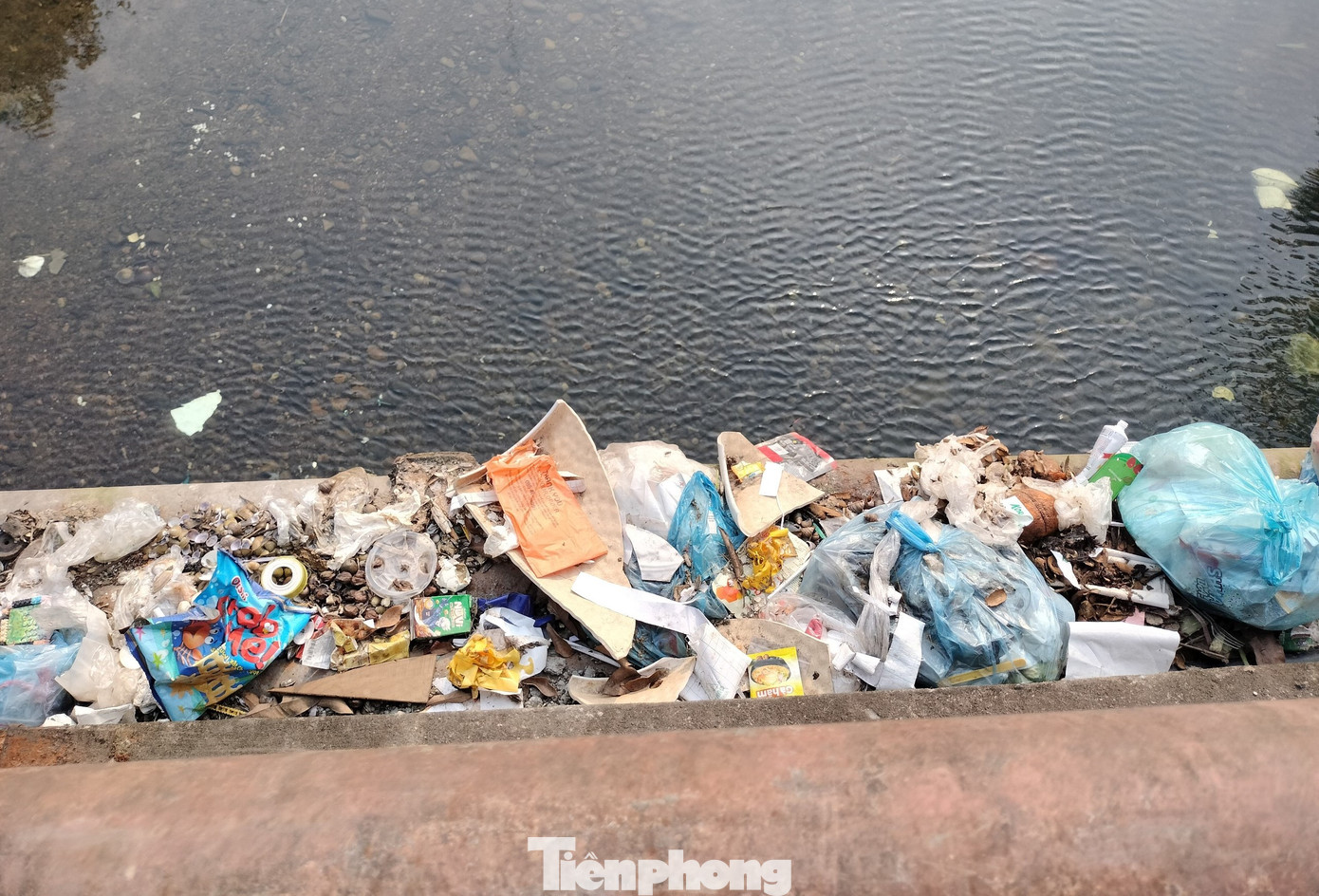 Tại thời điểm PV ghi nhận tại cầu Ngòi Lao, xã Cát Thịnh, khu vực thành cầu ngập ngụa trong rác với các túi to, túi nhỏ rác...