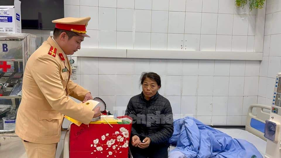 Hỗ trợ, động viên bệnh nhân đang chạy thận nhân tạo tại Trung tâm y tế huyện Văn Yên.