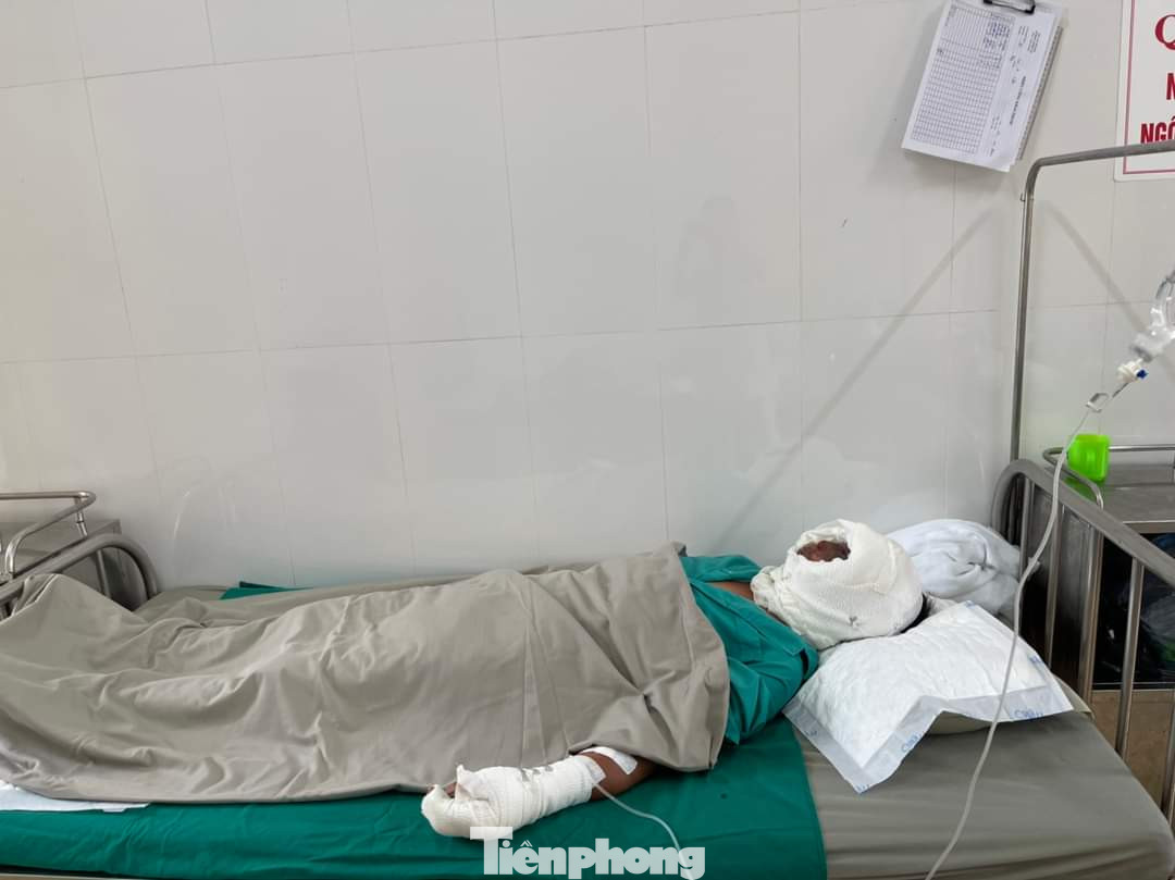 Các bệnh nhân còn lại đang được điều trị tích cực tại Bệnh viện Đa khoa khu vực Nghĩa Lộ. Các bệnh nhân còn lại đang được điều trị tích cực tại Bệnh viện Đa khoa khu vực Nghĩa Lộ.