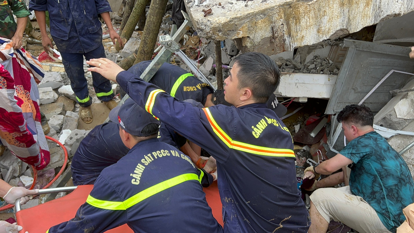 Sạt lở vùi lấp nhiều nhà và xe ở Hà Giang, một người chết ảnh 6