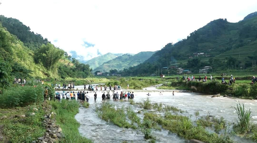 Huyện Trạm Tấu huy động hơn 300 người tìm kiếm cháu bé bị mất tích do đuối nước. Huyện Trạm Tấu huy động hơn 300 người tìm kiếm cháu bé bị mất tích do đuối nước.