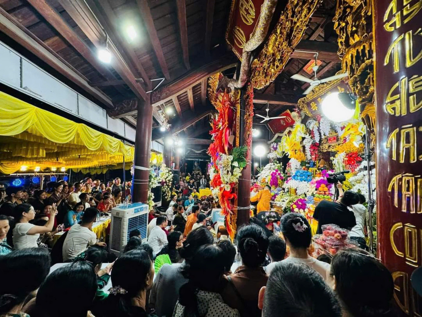 Dù thời gian kéo dài đến khoảng 2-3h sáng 20/8, số lượng người tại đền vẫn không ngớt.