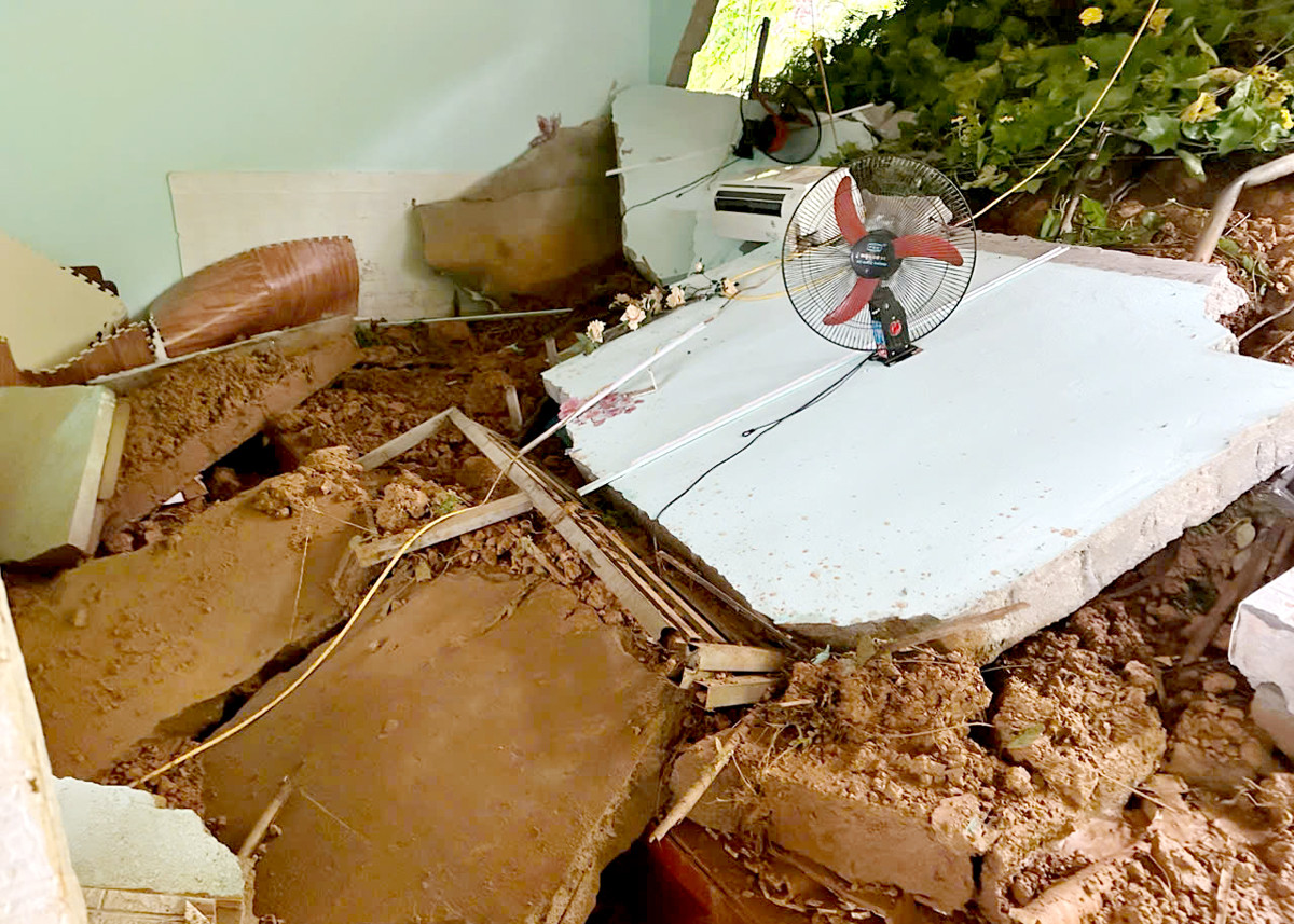 Hiện trường vụ sạt lở đất làm đổ sập tường nhà tại thị trấn Vĩnh Tuy khiến 2 người bị thương. Ảnh: NDCC.