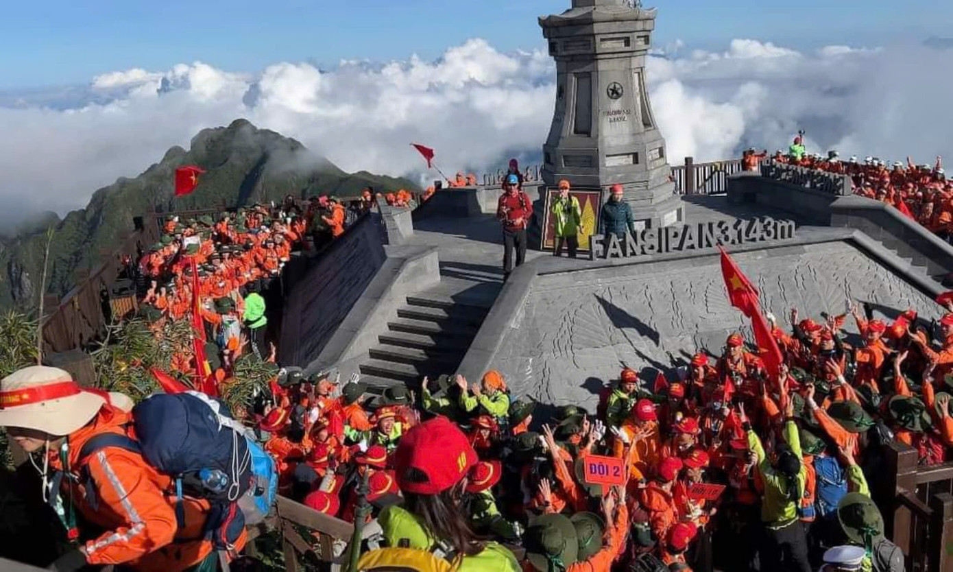 Khu vực đỉnh Fansipan đông nghẹt du khách từ khắp nơi đến tham quan.