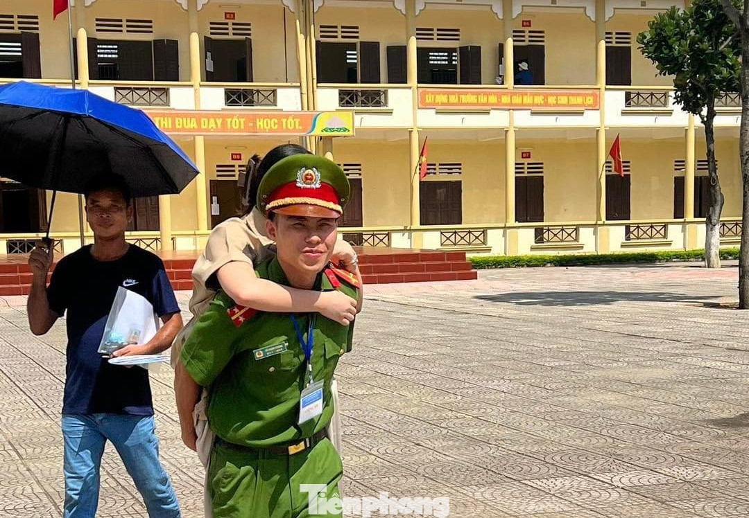 Sáng 27/6, nữ sinh lớp 12 Nguyễn Thị Hồng Linh tham gia kỳ thi tốt nghiệp tại điểm thi Trường THPT Trung Nghĩa (xã Đồng Trung, huyện Thanh Thủy, tỉnh Phú Thọ). Em Linh gặp tai nạn giao thông cách đây 2 năm, thành người khuyết tật khi đang học lớp 10. Sáng 27/6, nữ sinh lớp 12 Nguyễn Thị Hồng Linh tham gia kỳ thi tốt nghiệp tại điểm thi Trường THPT Trung Nghĩa (xã Đồng Trung, huyện Thanh Thủy, tỉnh Phú Thọ). Em Linh gặp tai nạn giao thông cách đây 2 năm, thành người khuyết tật khi đang học lớp 10.