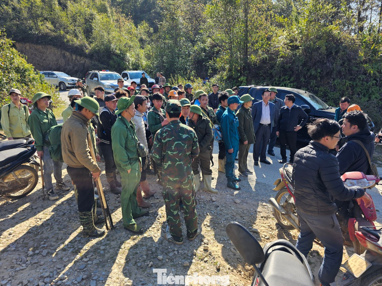 Lực lượng dân quân tại các phường được huy động đến tăng cường chữa cháy tại các điểm cháy ở Vườn Quốc gia Hoàng Liên. Lực lượng dân quân tại các phường được huy động đến tăng cường chữa cháy tại các điểm cháy ở Vườn Quốc gia Hoàng Liên.