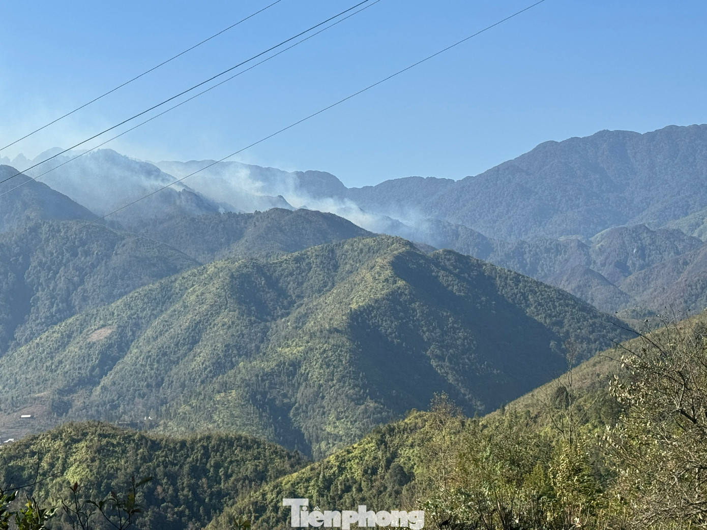 Đây là 1 điểm cháy lớn có độ cao khoảng 1.900m so với mực nước biển, địa hình phức hiểm trở, gió lớn liên tục đổi chiều, cộng với thời tiết nắng hanh nên có xu hướng lan rộng và gây khó khăn cho các lực lượng.