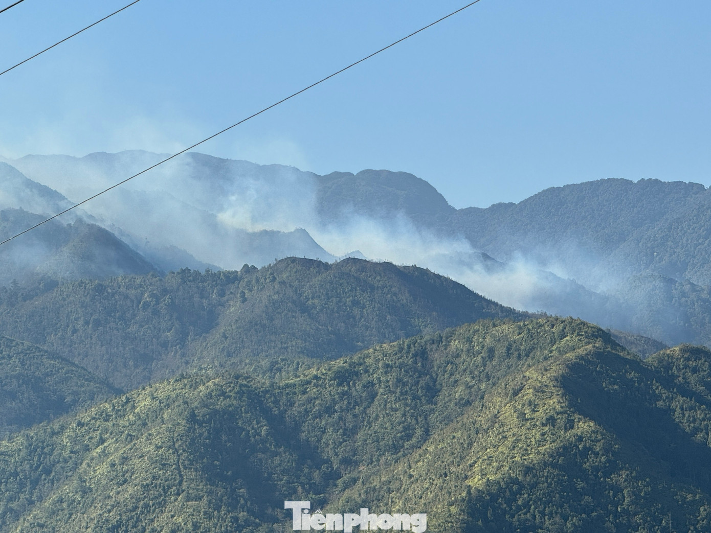 Đám cháy có chiều hướng di chuyển về phía xã Dền Thàng, huyện Bát Xát. Đám cháy có chiều hướng di chuyển về phía xã Dền Thàng, huyện Bát Xát.