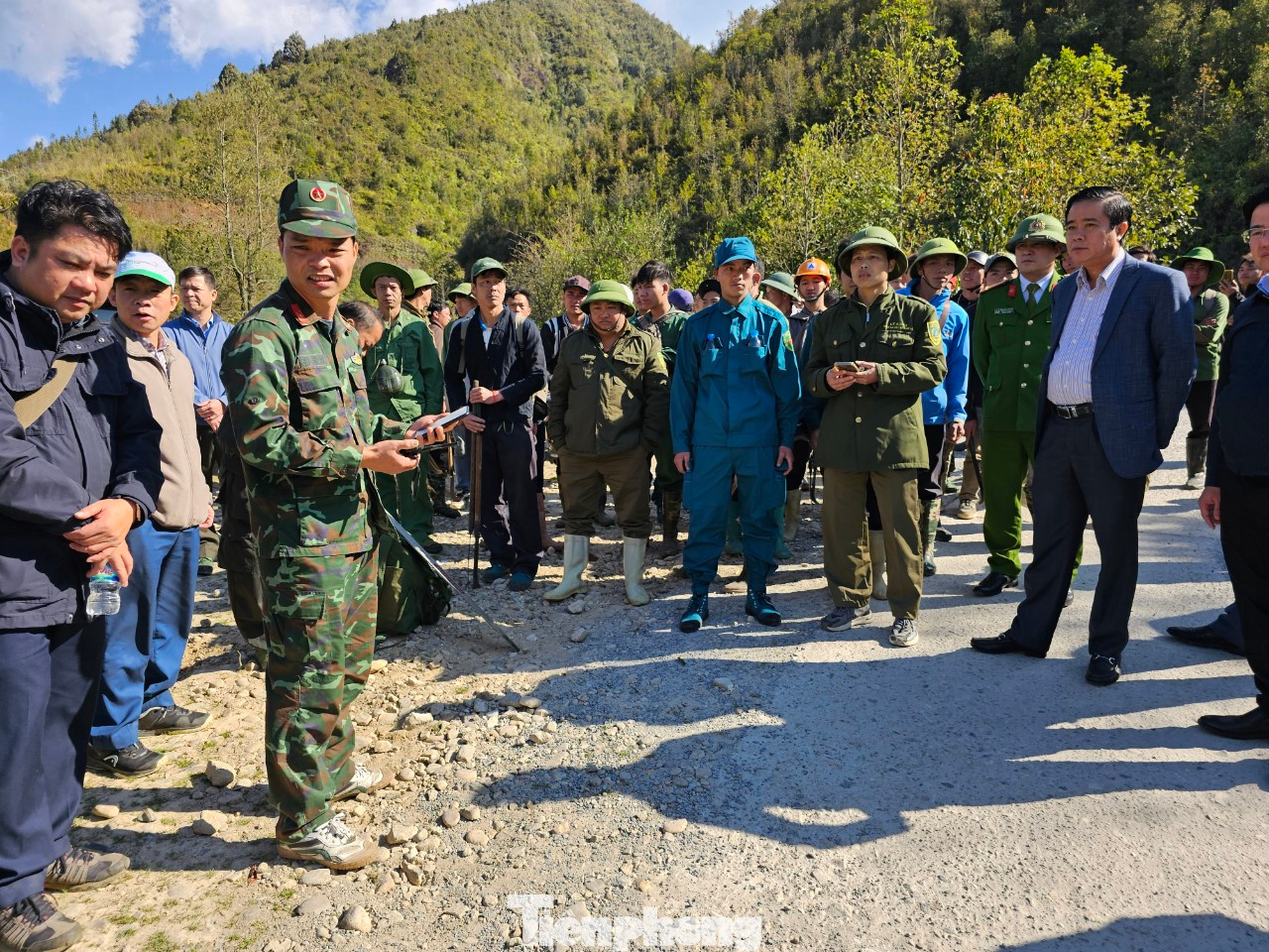 Bí thư Thị ủy Sa Pa Phan Đăng Toàn trực tiếp đến hiện trường chỉ đạo công tác phòng cháy, chữa cháy. Bí thư Thị ủy Sa Pa Phan Đăng Toàn trực tiếp đến hiện trường chỉ đạo công tác phòng cháy, chữa cháy.