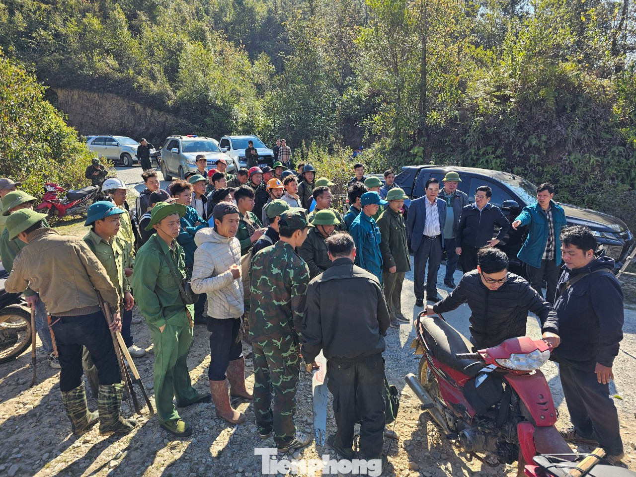 Lực lượng dân quân chuẩn bị phương tiện, đồ dùng di chuyển đến điểm cháy. Lực lượng dân quân chuẩn bị phương tiện, đồ dùng di chuyển đến điểm cháy.