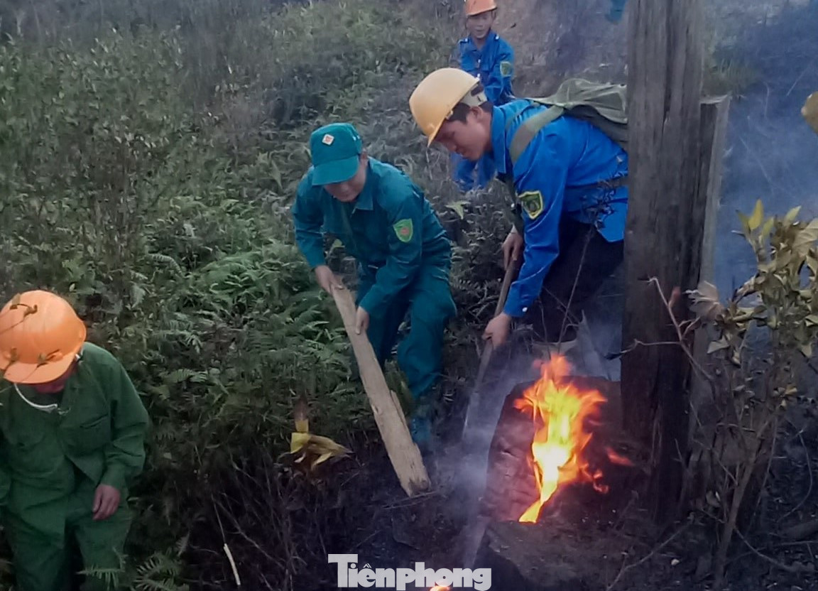 Lực lượng dân quân tiến hành dập tắt với những đốm lửa có nguy cơ bùng phát. Lực lượng dân quân tiến hành dập tắt với những đốm lửa có nguy cơ bùng phát.
