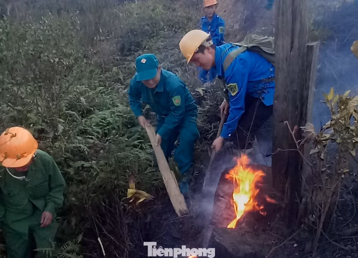 Lực lượng dân quân tiến hành dập tắt với những đốm lửa có nguy cơ bùng phát.