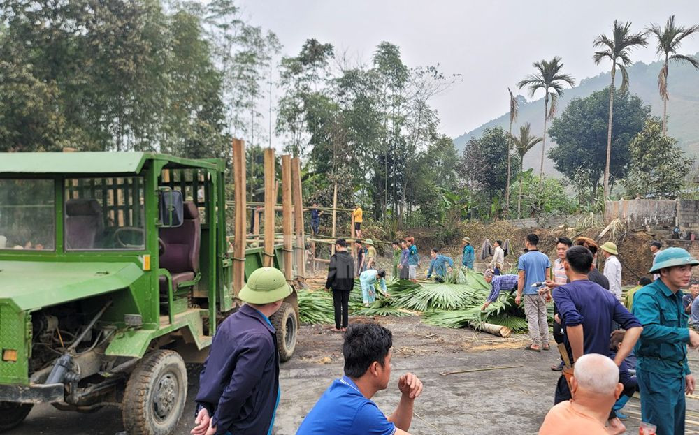 Trong sáng 16/2, gần 100 người gồm đại diện phía chính quyền địa phương, các cơ quan ban ngành cùng người dân đã đến hỗ trợ dựng lại ngôi nhà mới cho gia đình ông Đô. Trong sáng 16/2, gần 100 người gồm đại diện phía chính quyền địa phương, các cơ quan ban ngành cùng người dân đã đến hỗ trợ dựng lại ngôi nhà mới cho gia đình ông Đô.