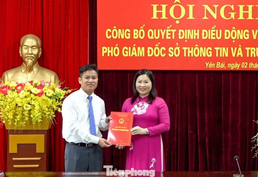Bà Vũ Thị Hiền Hạnh - Phó Chủ tịch UBND tỉnh Yên Bái trao quyết định và tặng hoa chúc mừng tân Phó Giám đốc Sở Thông tin và Truyền thông.