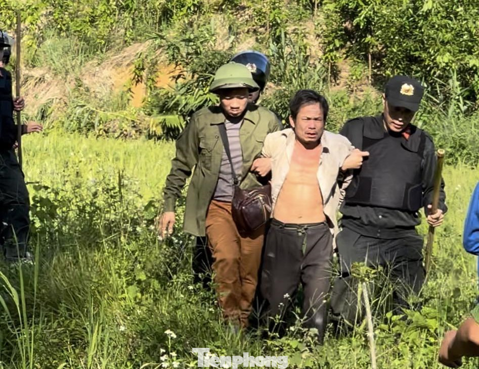 Công an vây bắt và khống chế thành công đối tượng Lục Văn Hùng. Công an vây bắt và khống chế thành công đối tượng Lục Văn Hùng.