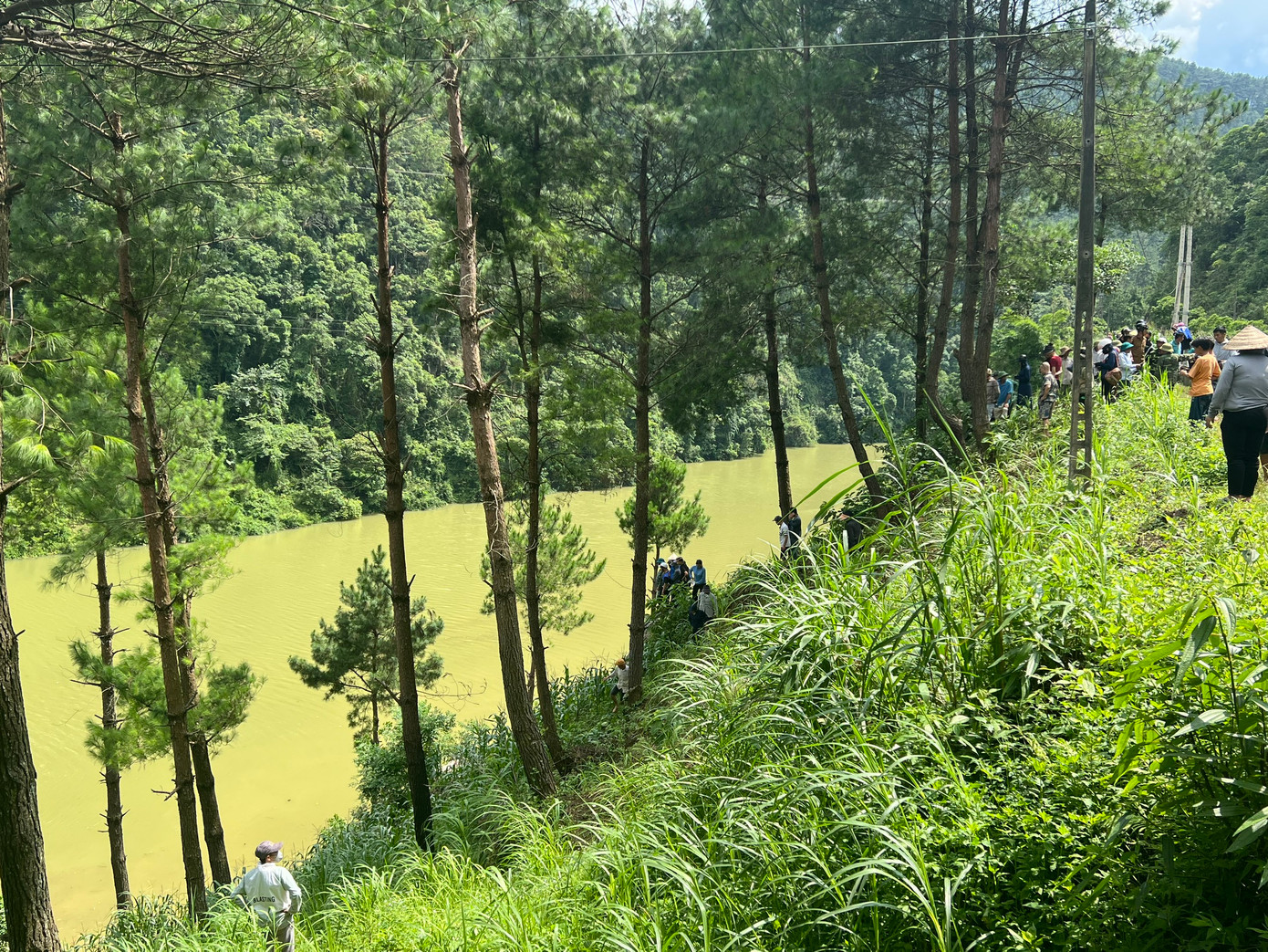 Thi thể cháu bé được tìm thấy cách nơi xảy ra tai nạn 3km. Thi thể cháu bé được tìm thấy cách nơi xảy ra tai nạn 3km.