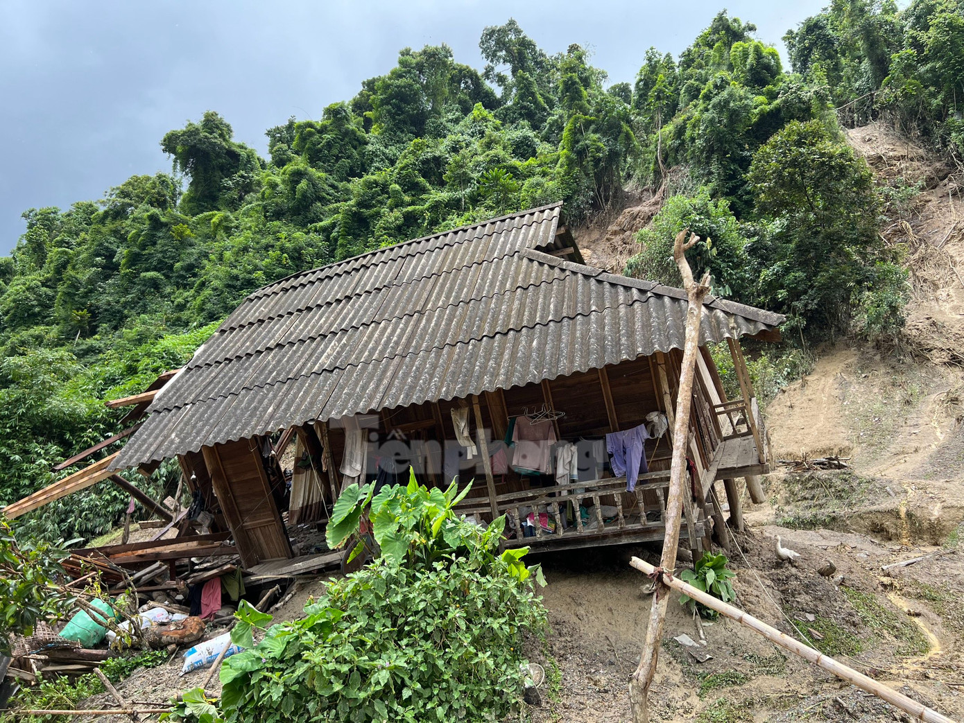 Ngôi nhà ông Luyến bị cơn lũ cuốn qua trong đêm.