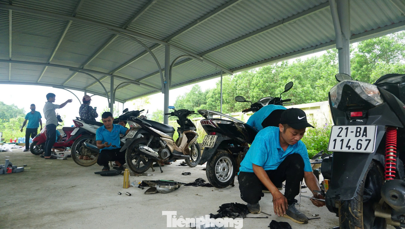 Cũng trong sáng nay, trên địa bàn thành phố Yên Bái, nhiều đội sửa xe tại các huyện, thị trong tỉnh, các tỉnh thành lân cận cũng đã đến hỗ trợ giúp người dân sửa xe miễn phí.