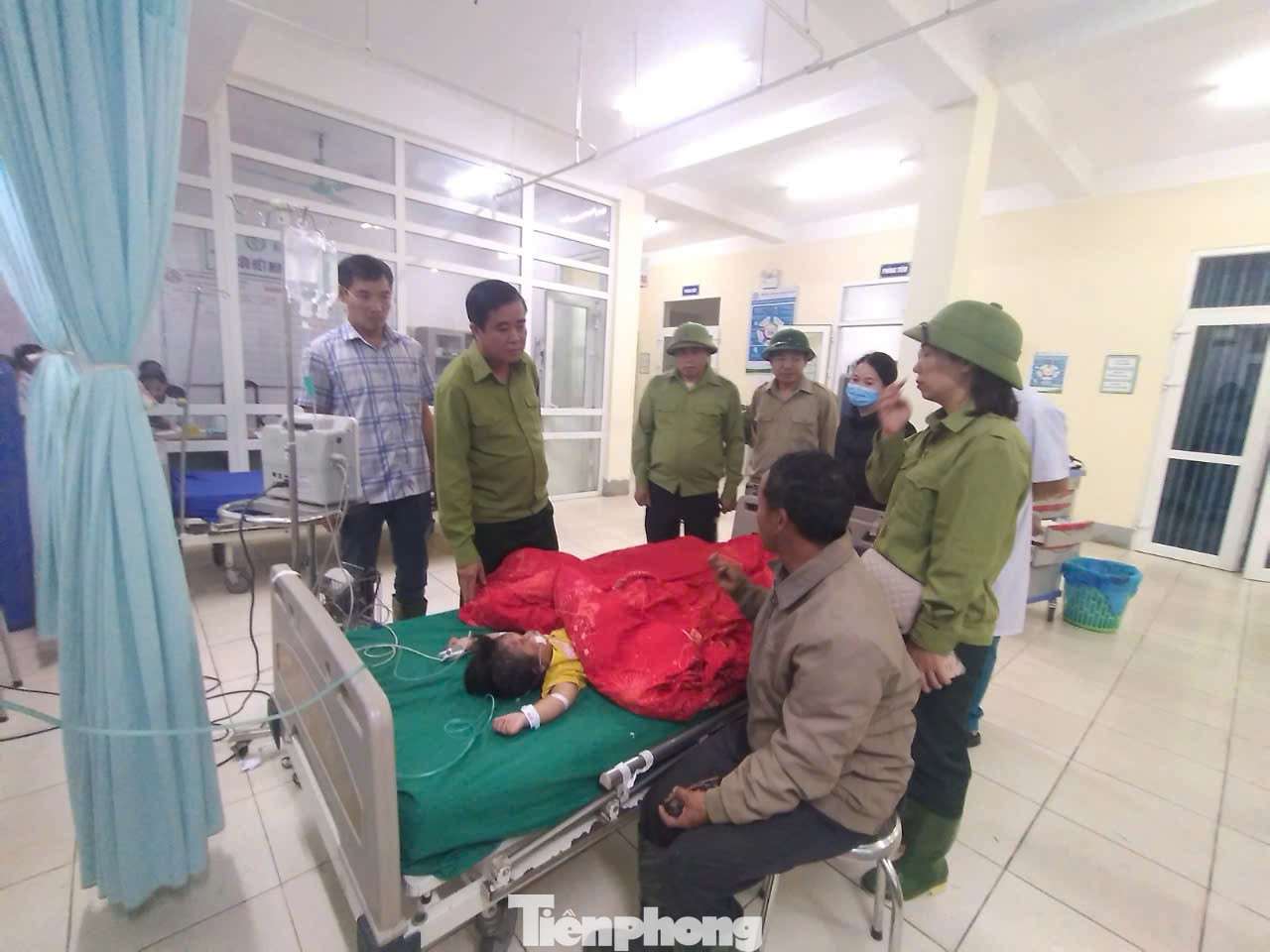 Thị xã Sa Pa cũng tiến hành thăm hỏi, động viên người bị thương tại Bệnh viện Đa khoa thị xã, hỗ trợ gia đình nạn nhân có người bị chết thực hiện các thủ tục ma chay.