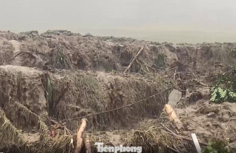 Ngay khi nắm bắt thông tin, lực lượng chức năng đã khẩn trương có mặt tại hiện trường tìm kiếm người mất tích, hỗ trợ di dời tài sản của người dân.