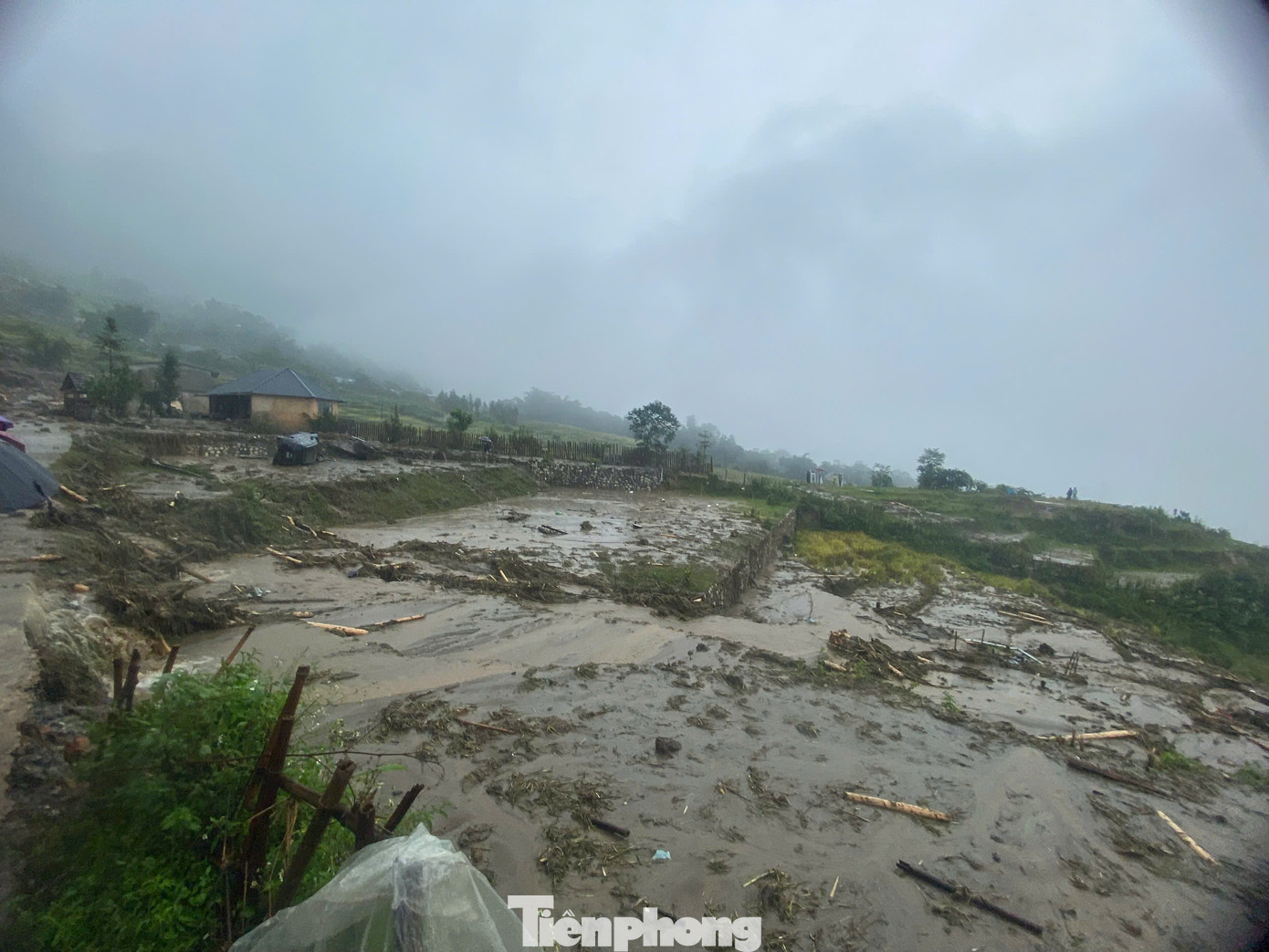 Ngoài ra, một bộ phận giúp người dân khắc phục hậu quả vụ sạt lở, di tản người ra khỏi khu vực nguy hiểm, di dời tài sản đến nơi an toàn. Khẩn trương tìm kiếm người mất tích.