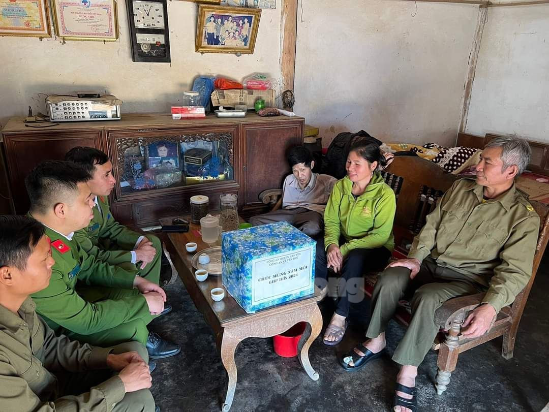 Tổ chức thăm hỏi, tặng quà Tết cho hộ nghèo...