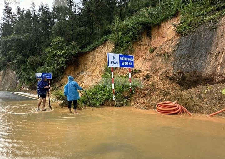 Cơ quan chức năng khẩn trương khắc phục các điểm sạt lở, cắm biển cảnh báo tại các khu vực nguy hiểm.