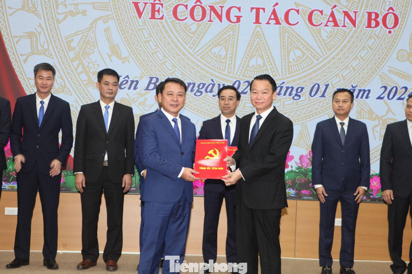 Bí thư Tỉnh ủy Đỗ Đức Duy trao quyết định cho ông Trần Việt Dũng – Phó Chủ tịch UBND thành phố Yên Bái được bổ nhiệm giữ chức vụ Giám đốc Sở Giao thông Vận tải.