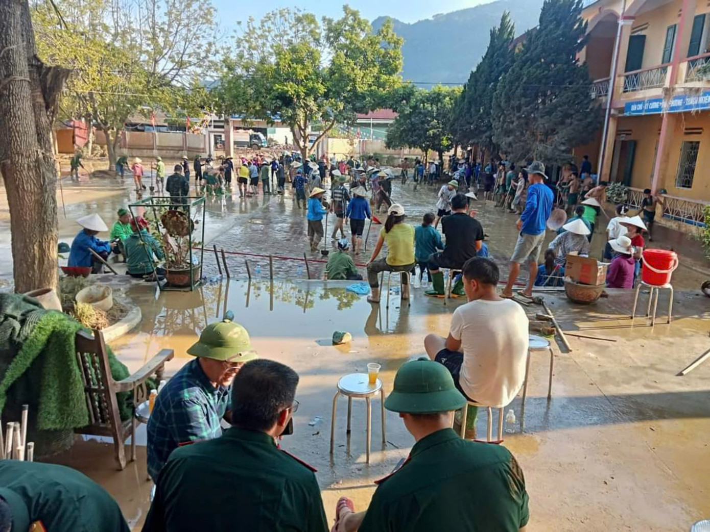 Hiện trường Minh Chuẩn vẫn đang dọn dẹp vệ sinh để sớm đón học sinh quay lại trường học. Hiện trường Minh Chuẩn vẫn đang dọn dẹp vệ sinh để sớm đón học sinh quay lại trường học.