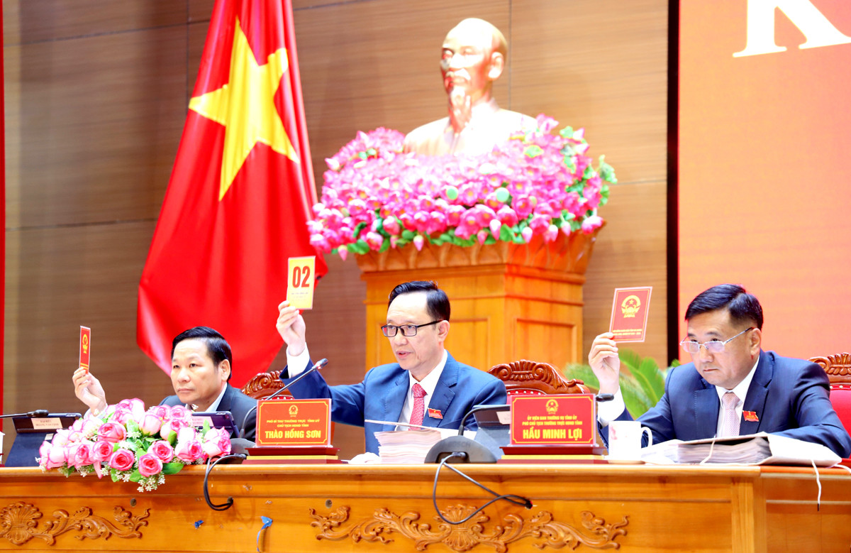 Các đại biểu biểu quyết thông qua nghị quyết về công tác cán bộ. Các đại biểu biểu quyết thông qua nghị quyết về công tác cán bộ.