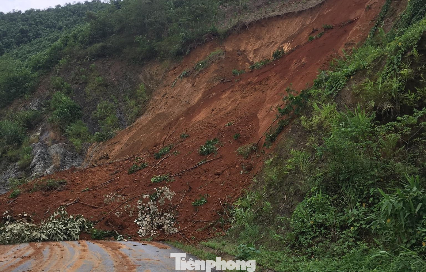 Quốc lộ 37 qua địa bàn xã Lương Thịnh, Hưng Thịnh, huyện Trấn Yên (từ Km 20 đến Km25) bị sạt lở 5 điểm vùi lấp xuống gây ách tắc giao thông từ thành phố Yên Bái đi thị xã Nghĩa Lộ.