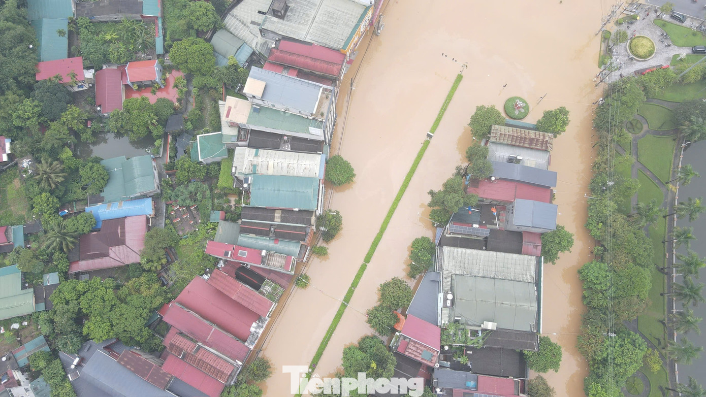Mực nước dâng cao làm ngập nhiều nhà dân. Nhiều gia đình giáp bờ sông nước tràn vào nhà, ngập đến nửa tầng 1.
