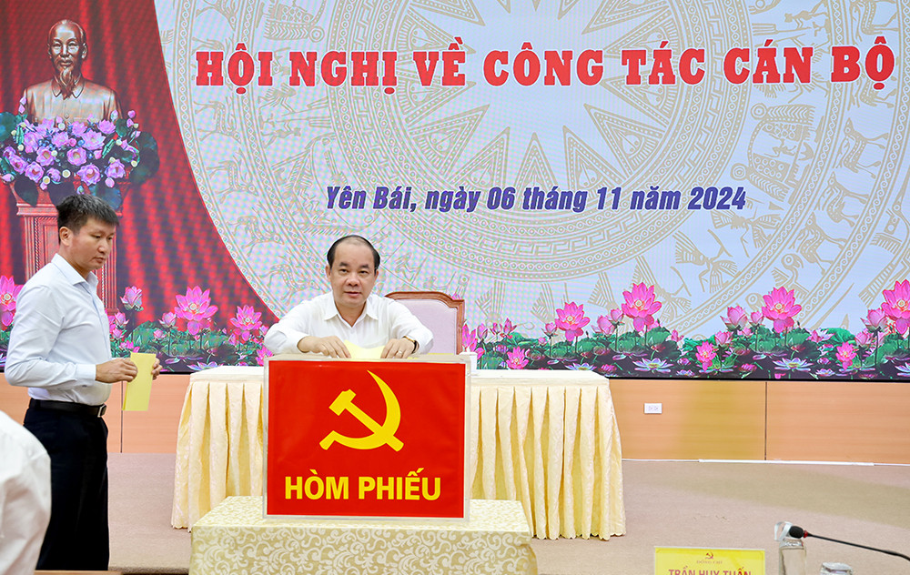 Các đại biểu bỏ phiếu bầu Bí thư Tỉnh ủy Yên Bái, nhiệm kỳ 2020 - 2025 Các đại biểu bỏ phiếu bầu Bí thư Tỉnh ủy Yên Bái, nhiệm kỳ 2020 - 2025