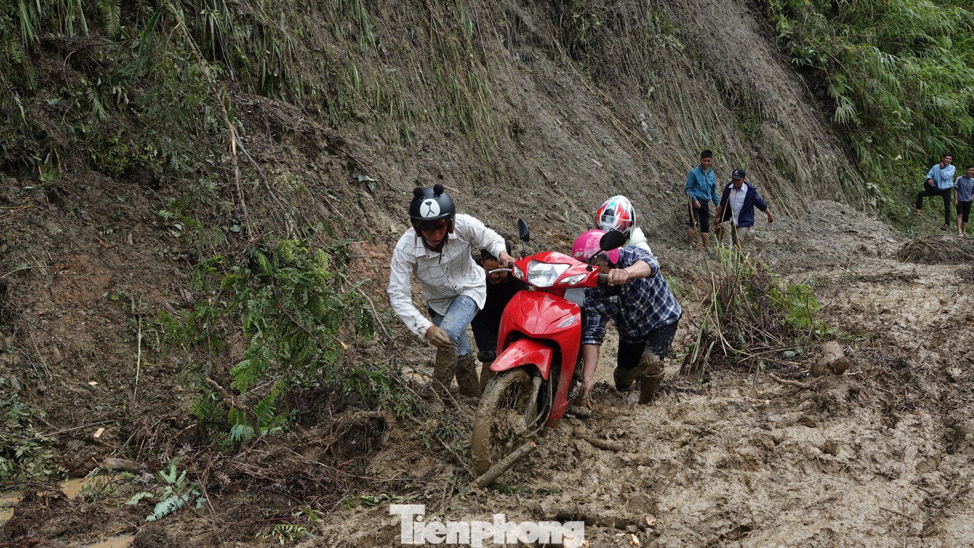 Ngay sau khi xảy ra sạt lở, gây ách tắc giao thông, huyện Mù Cang Chải đã chỉ đạo lực lượng công an tham gia ứng trực tại các điểm sự cố, hướng dẫn phân luồng giao thông, không để các phương tiện qua lại, tránh thiệt hại về người và tài sản.