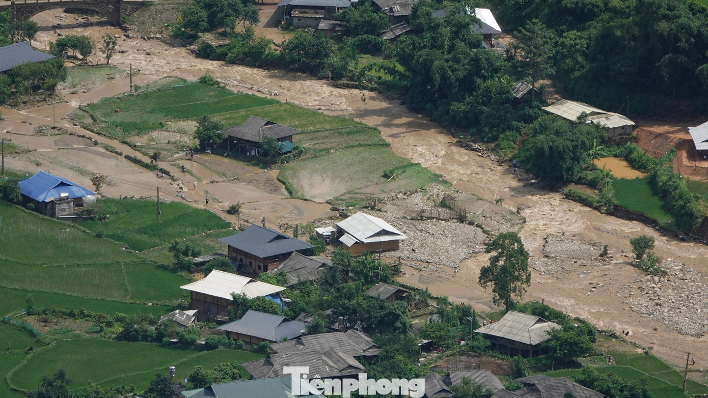 Mưa lớn cũng làm 5 nhà dân bị ngập, trong đó có 1 nhà bị cô lập hoàn toàn; một số diện tích hoa màu và gia súc gia cầm bị thiệt hại nặng nề.
