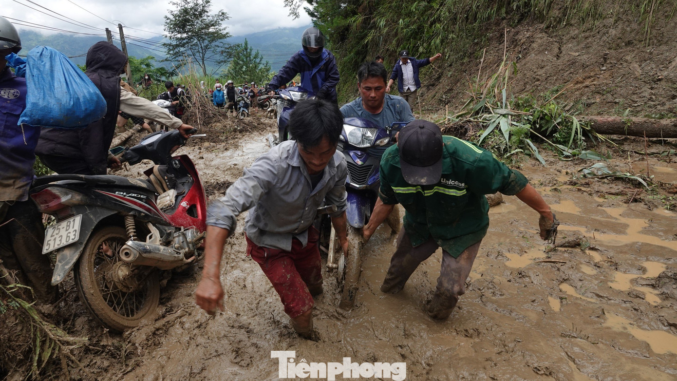 Mưa lớn làm nhiều khối đất đá từ trên đồi cao đổ xuống, gây ách tắc hoàn toàn giao thông ở 9 điểm từ Km255 đến Km274.