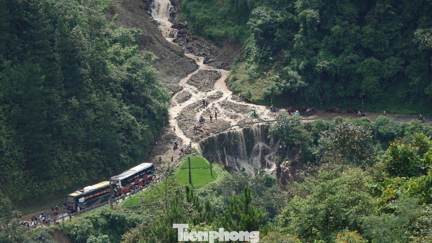Ông Lương Văn Thư, Trưởng phòng Nông nghiệp và Phát triển Nông thôn huyện Mù Cang Chải cho biết do mưa lớn, trên tuyến Quốc lộ 32, đoạn qua địa phận xã Khau Phạ đã xuất hiện 15 điểm sạt lở.