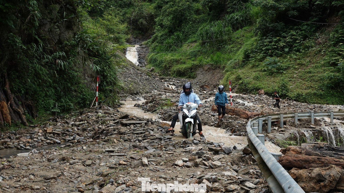 Mưa lớn cũng khiến một số vị trí trên đường tỉnh lộ 166 bị sạt lở. Hiện các lực lượng chức năng đang tập trung khắc phục để các phương tiện lưu thông thuận lợi.