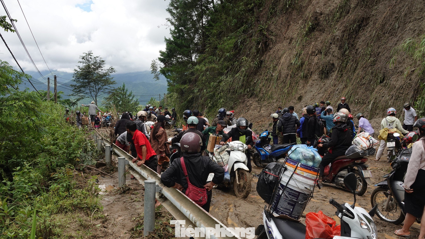 Việc di chuyển qua đèo Khau Phạ gặp nhiều khó khăn, các đơn vị cùng người dân phải hỗ trợ mới có thể qua được các điểm sạt lở.