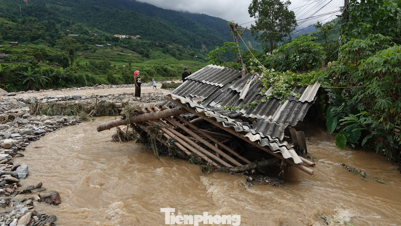 Theo báo cáo của Ban Chỉ huy phòng, chống thiên tai - tìm kiếm cứu nạn huyện Văn Yên, mưa lớn kéo dài từ đêm 20 đến sáng 21/7, đã khiến 3 hộ gia đình bị ảnh hưởng do sạt lở taluy vào nhà.
