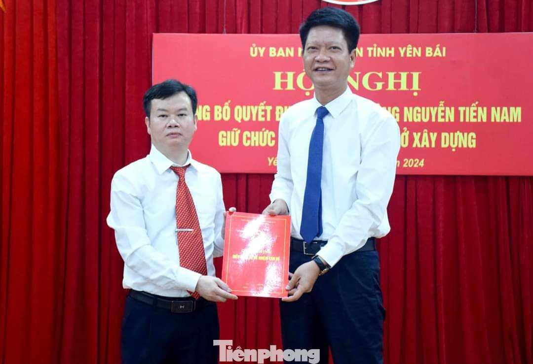 Ông Nguyễn Thế Phước - Phó Chủ tịch Thường trực UBND tỉnh Yên Bái trao quyết định cho tân Phó Giám đốc Sở Xây dựng Nguyễn Tiến Nam.