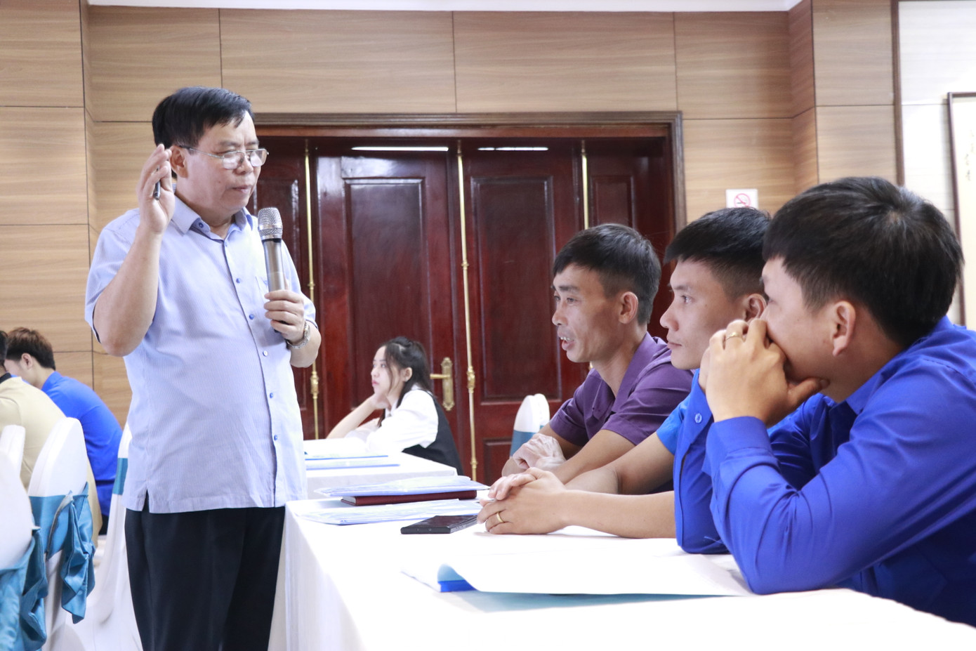 TS Bùi Đình Hòa - Nguyên Phó hiệu trưởng ĐH Kinh tế và Quản trị Kinh doanh - Đại học Thái Nguyên- Chuyên gia OCOP quốc gia trao đổi với các học viên tại buổi tập huấn. TS Bùi Đình Hòa - Nguyên Phó hiệu trưởng ĐH Kinh tế và Quản trị Kinh doanh - Đại học Thái Nguyên- Chuyên gia OCOP quốc gia trao đổi với các học viên tại buổi tập huấn.